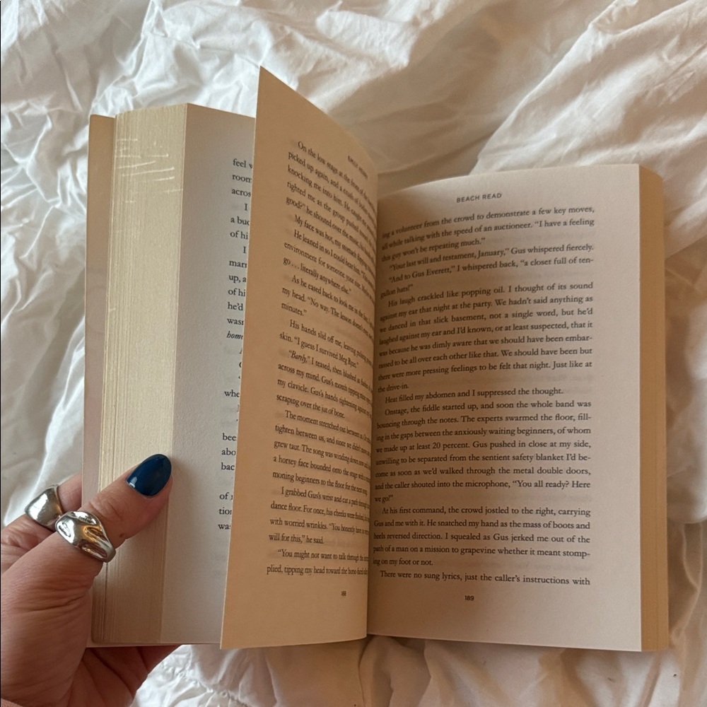 Beach Read by Emily Henry - Picture 2 of 4